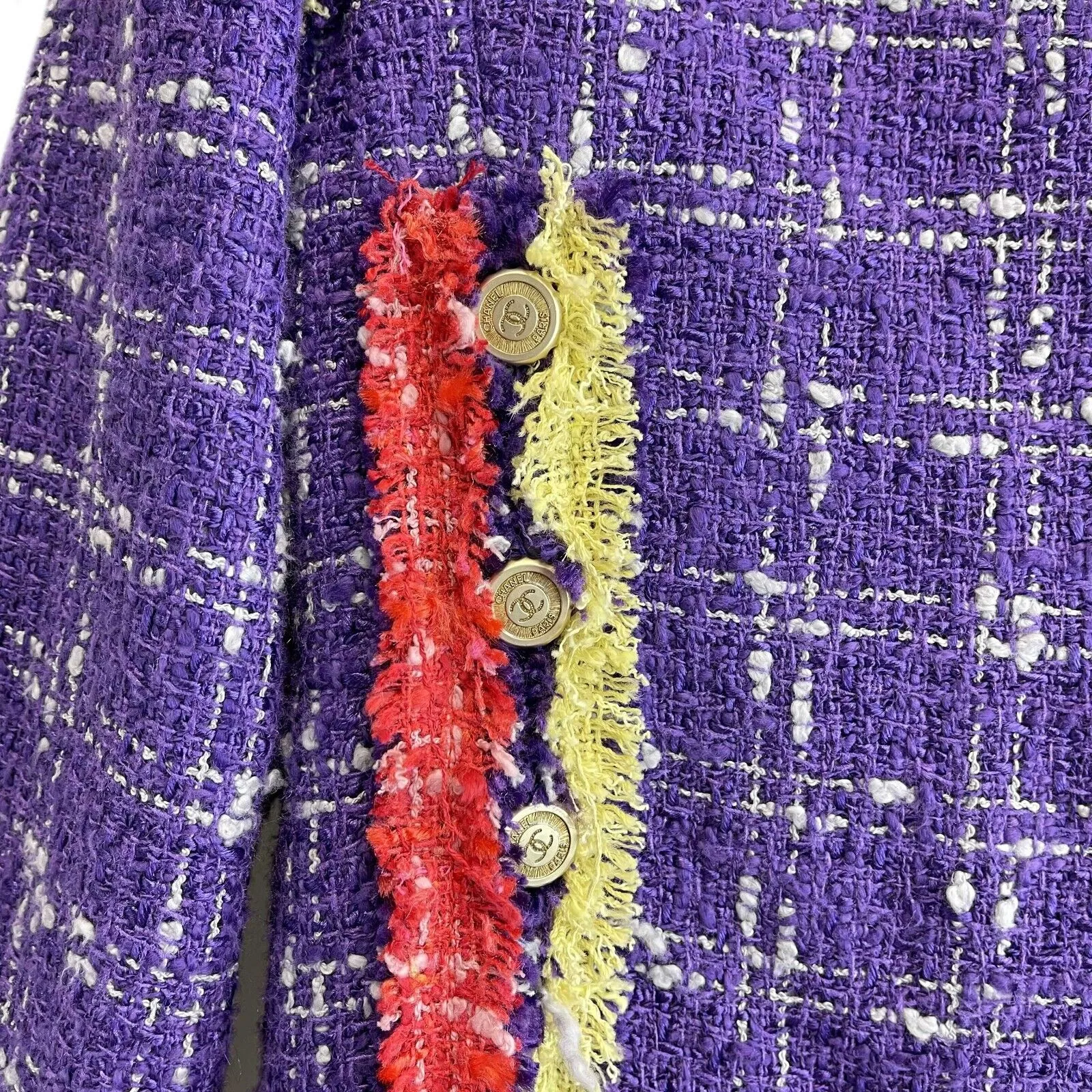 CHANEL - 2006 Purple Tweed Blazer - 5 'CHANEL' Buttons - 2 Pockets - 38 US 6