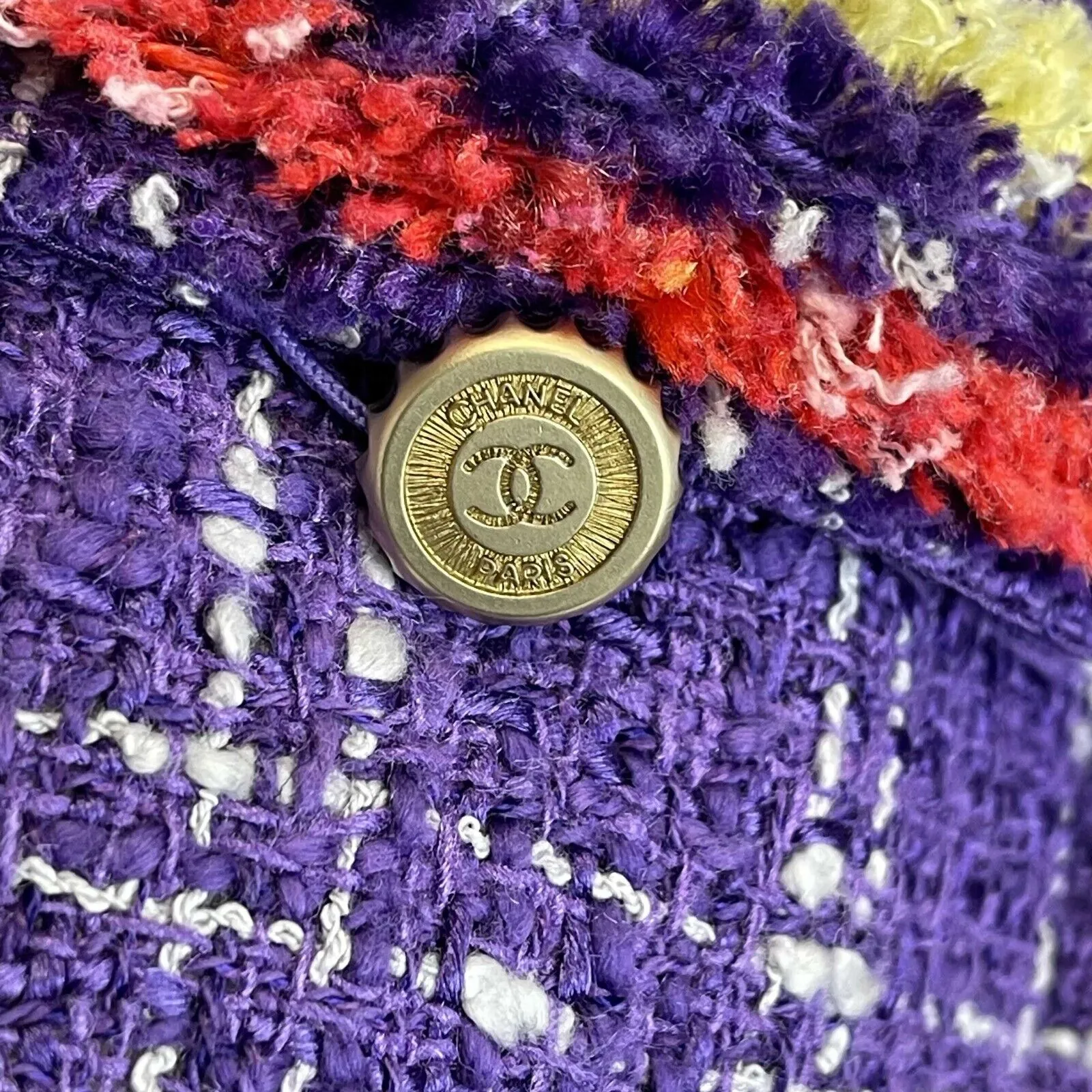 CHANEL - 2006 Purple Tweed Blazer - 5 'CHANEL' Buttons - 2 Pockets - 38 US 6