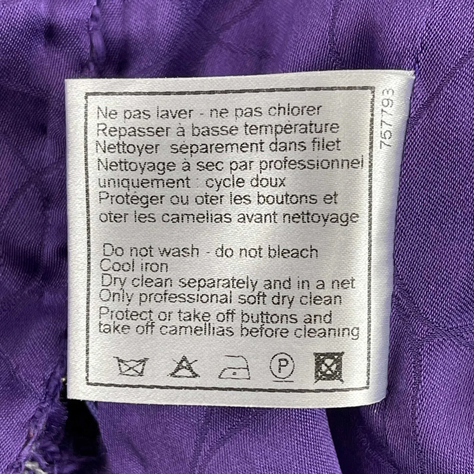 CHANEL - 2006 Purple Tweed Blazer - 5 'CHANEL' Buttons - 2 Pockets - 38 US 6